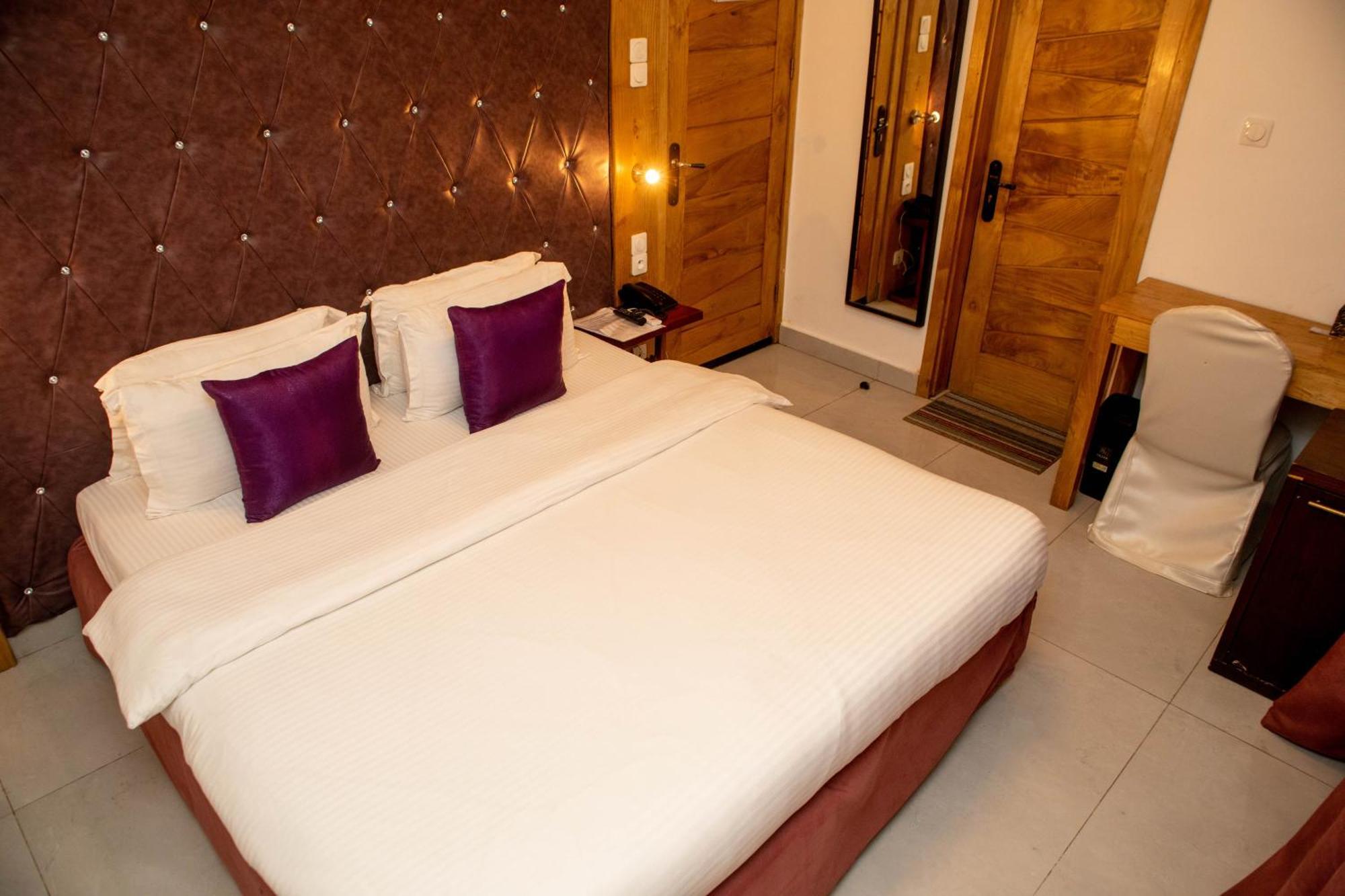 Hotel Les Orchidees 코토누 객실 사진